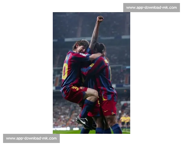 温情重逢!梅西通道内拥抱恩里克 巴黎老友跨越胜负的足坛情谊 温情重逢!梅西通道内拥抱恩里克 巴黎老友跨越胜负的足坛情谊