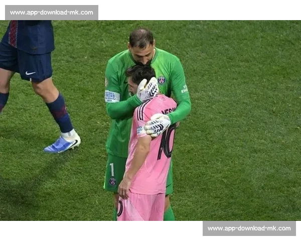 登贝莱追星梅西名场面！更衣室勾肩搭背聊 5 分钟，巴萨老队友再续兄弟情