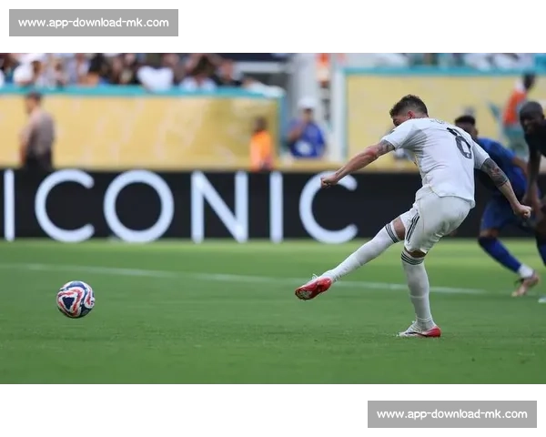 李明携子观战世俱杯：从单车少年到青训引路人的足球传承